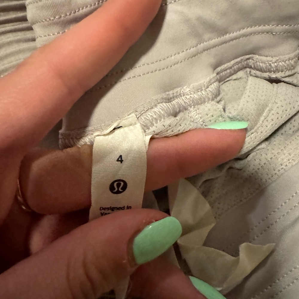 Lululemon Hotty Hot 4” Shorts - Picture 4 of 4